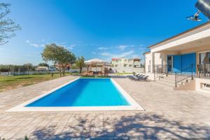 Bazén v ubytování Villa Tara ZadarVillas nebo v jeho okolí