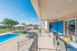 Bazén v ubytování Villa Tara ZadarVillas nebo v jeho okolí