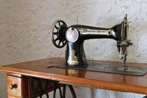 eine alte Nähmaschine auf einem Tisch in der Unterkunft La Casa de la Tierra by SIERRA VIVA in Los Marines