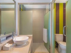 A bathroom at Ibis Styles Malang