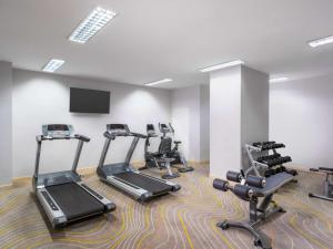The fitness centre and/or fitness facilities at Ibis Styles Malang