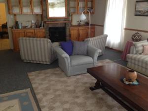 un salon avec deux chaises et une table dans l'établissement Mvemve Lodge at GrootPoort, à Memel 51 autres photos