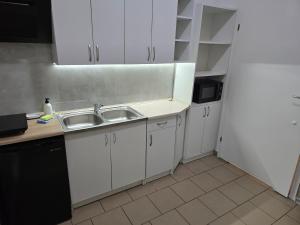 Kuchyňa alebo kuchynka v ubytovaní Eldom-Noclegi Rogozińska 29E