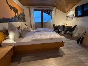 Postel nebo postele na pokoji v ubytování Hotel Steiger + 9 fotografií
