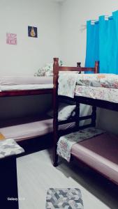 une chambre avec deux lits superposés dans une pièce dans l'établissement Piscina e Churrasqueira - 8 minuto a pé da Praia, à Mongaguá