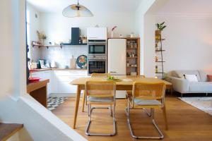 a kitchen and dining room with a table and chairs at Superbe maison quartier Gare Angers 4 personnes in Angers +22 photos