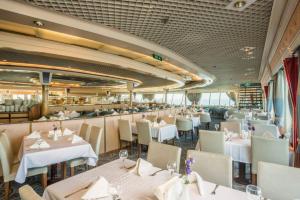 Restaurace v ubytování ALBAKER TOUR MIRAY CRUISES TOUR KuSADASI - PaTMOS - AtINA - MIKONOS - RODOS - CESME