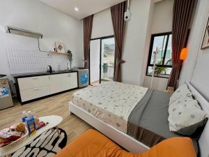 Kuchyň nebo kuchyňský kout v ubytování Corgi House Beachstay Danang