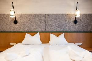 A bed or beds in a room at Schnitzl-Eck