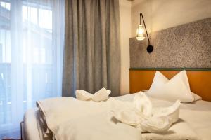 A bed or beds in a room at Schnitzl-Eck