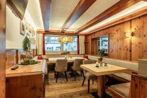 A restaurant or other place to eat at Schnitzl-Eck