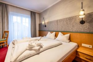 A bed or beds in a room at Schnitzl-Eck
