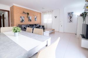 a living room with a table and a couch at Apartamento con Terraza de Ensueño junto al Mar in Cullera