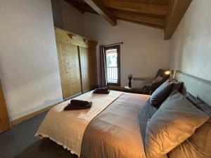 a bedroom with a large bed in a room at L’Aster in Lanslebourg-Mont-Cenis