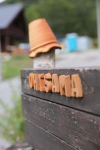 una cerca de madera con la palabra matón escrita en ella en Ohisama House, en Rusutsu