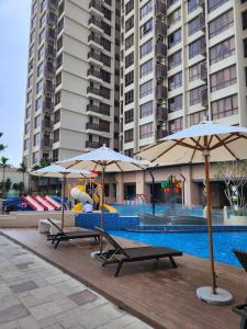 Hồ bơi trong/gần Bali residence MFL STAY