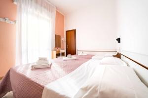 Postel nebo postele na pokoji v ubytování HOTEL LEA B&B Pensione Completa
