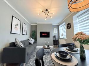 ein Wohnzimmer mit Sofa und Tisch in der Unterkunft StayLondon - Sleeps 5 with Free Parking - best for Holiday, Concerts or Matches in London