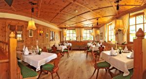 Reštaurácia alebo iné gastronomické zariadenie v ubytovaní Landhotel Römerhof