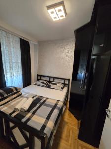 En eller flere senge i et værelse på Apartman Mirjana