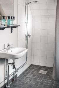 Koupelna v ubytování Kullagårdens Wärdshus + 37 fotografií