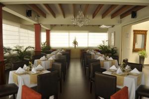 Um restaurante ou outro lugar para comer em Qorianka Hotel