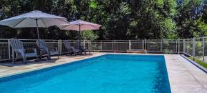 Πισίνα στο ή κοντά στο Cabañas Madre Sierra