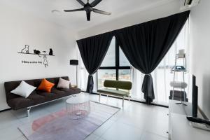 Posezení v ubytování Seaview Infinity Pool 2BR 2CP 8Pax Urban Suite 251