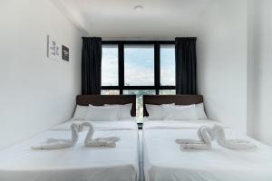 Postel nebo postele na pokoji v ubytování Seaview Infinity Pool 2BR 2CP 8Pax Urban Suite 251