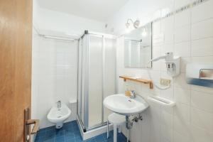 Koupelna v ubytování Albergo Vezzana