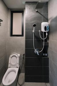 Koupelna v ubytování Seaview Infinity Pool 2BR 2CP 8Pax Urban Suite 251 + 40 fotografií