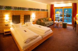 Postel nebo postele na pokoji v ubytování Berghotel Mummelsee + 26 fotografií