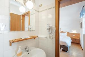 Koupelna v ubytování Albergo Vezzana