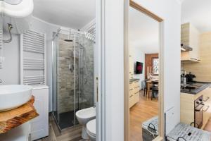 a bathroom with a shower and a toilet and a sink at Esclusivo trilocale 6 posti letto sulle piste da sci in Breuil
