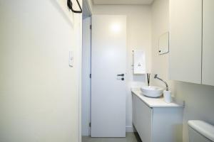 Et badeværelse på Studio a 500m da Praia by Achei Camboriú + 16 billeder