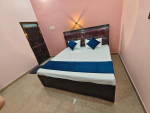 Uma cama ou camas num quarto em Dev Paradise Ayodhya