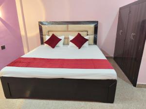 Uma cama ou camas num quarto em Dev Paradise Ayodhya