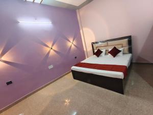Uma cama ou camas num quarto em Dev Paradise Ayodhya