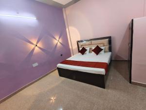 Uma cama ou camas num quarto em Dev Paradise Ayodhya