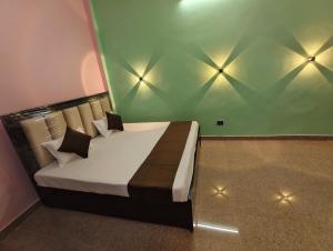 um quarto com uma cama num quarto com luzes em Dev Paradise Ayodhya em Ayodhya