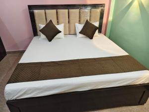 Uma cama ou camas num quarto em Dev Paradise Ayodhya