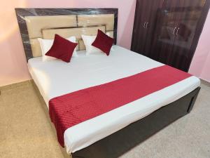 Uma cama ou camas num quarto em Dev Paradise Ayodhya