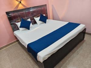 Uma cama ou camas num quarto em Dev Paradise Ayodhya