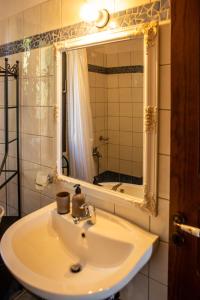 Agnes Cottage House في كونيتسا: حمام مزود بحوض ومِرآة +19 صورة