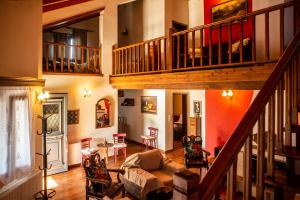 Agnes Cottage House في كونيتسا: غرفة معيشة كبيرة مع درج وغرفة معيشة