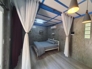 Postel nebo postele na pokoji v ubytování Baan Thabthong Homestay (บ้านทับทอง โฮมสเตย์)