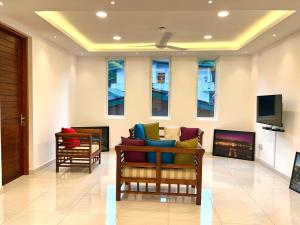 TV a/nebo společenská místnost v ubytování Kandy Breeze City Hotel
