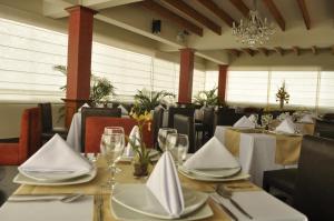 Um restaurante ou outro lugar para comer em Qorianka Hotel