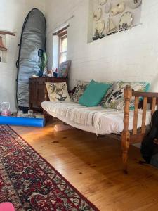 Galeriebild der Unterkunft Awesome room in surf house in Hermanus