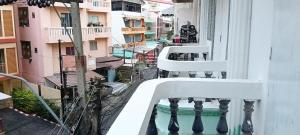 南芭堤雅Marine Guest House Encore的带有白色栏杆的建筑的阳台